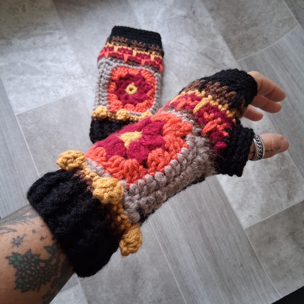 Boho Chic Crochet Fingerless Gloves, Chunky crochet, Hippie Hand Warmers